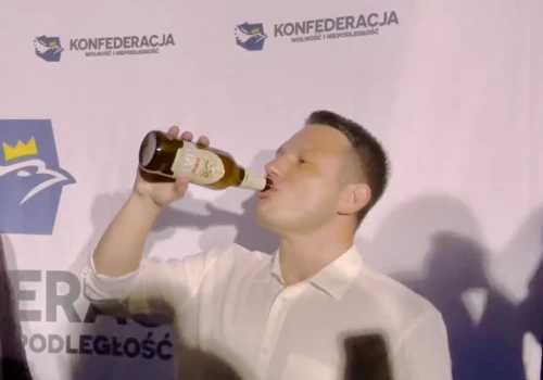 Żenada! Mentzen zobaczył policjantki w mundurach i zaczął szydzić. „Pan przynosi wstyd”