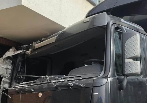 Groźny wypadek w Krakowie. Samochód ciężarowy wjechał w blok