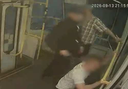 Wandale zdewastowali tramwaj i zniszczyli szyby pojazdu
