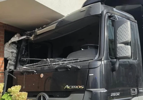 Ciężarówka uderzyła w blok na Klimeckiego