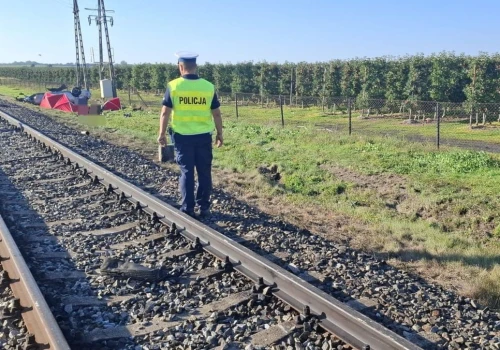 Tragedia na przejeździe kolejowym w Kopydłowie. Zmarła 16-letnia pasażerka BMW