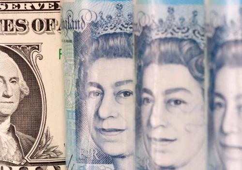 Funt najdroższy od 21 miesięcy, dolar od 19 miesięcy. Złoty dostaje ze wszystkich stron