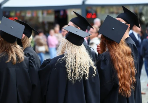 Nauczyciele i wykładowcy wciąż poszukiwani. Tysiące ofert pracy w edukacji