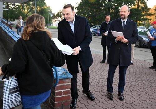 Łukasz Gibała od 7 rano przed urzędem. „Nie macie się czego obawiać” (Galeria)