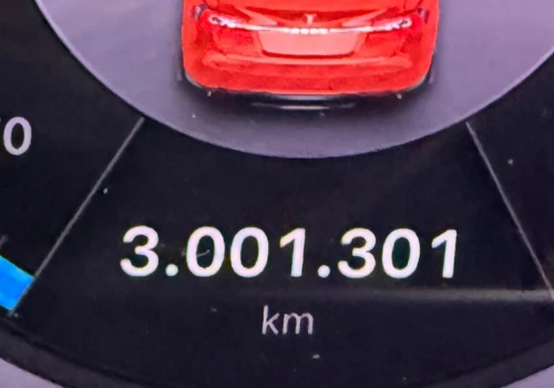 Tesla Model S pokonała ponad 3 000 000 kilometrów. Na silniku załatanym przez EV Clinic ponad 1 200 000 kilometrów