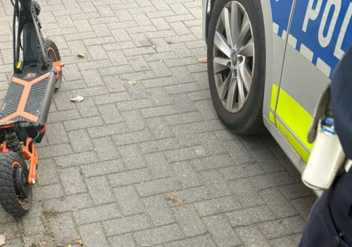 14-latek jechał hulajnogą na jednym kole. Zareagowali policjanci