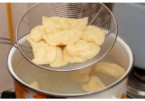 Tyle czasu trzeba gotować pierogi. Kiedy się zagapisz, wszystkie się rozkleją