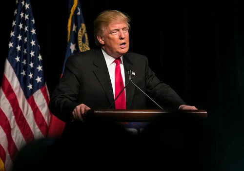 Ropa odbija po słowach Trumpa. Bombardowania Iranu po wyborach „możliwe”