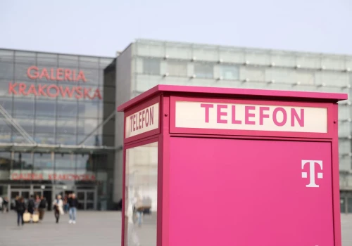 Niecodzienny widok w Krakowie. Różowa budka telefoniczna stanęła przed Galerią Krakowską