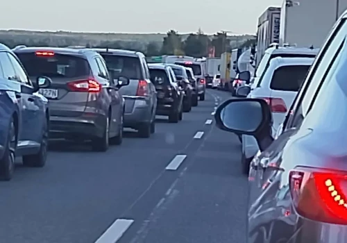 Poważna kolizja na S7. Funkcjonariusze zabezpieczają miejsce zdarzenia.