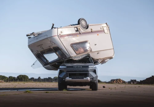 Toyota zrzuciła 760- kilogramową przyczepę na elektrycznego Hiluxa
