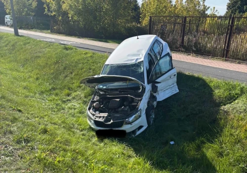 Jedno auto w rowie, drugie z rozbitym przodem. Wypadek w Serocku