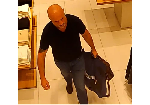 Rozpoznajesz tego mężczyznę? Policja szuka go po kradzieży w galerii handlowej