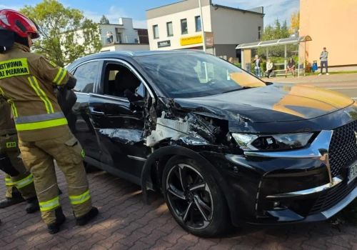 Zderzenie dostawczaka i osobówki na Paderewskiego (ZDJĘCIA)