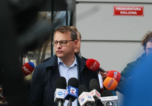 Romanowski wskazał swoje miejsce pobytu we wniosku? Można się zdziwić