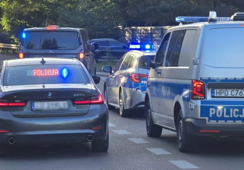 Wjechał w policjanta i uciekł do lasu. Trwa obława za sprawcą potrącenia funkcjonariusza
