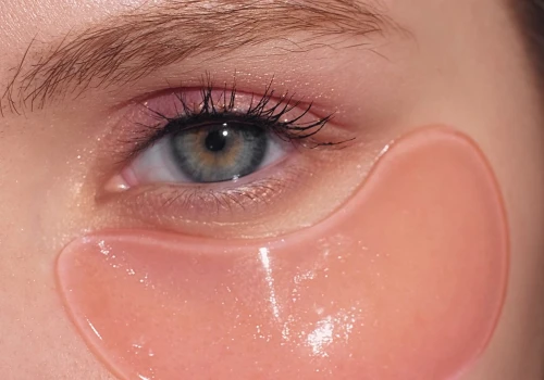 Płatki pod oczy. Kosmetyczny hit czy zbędny wydatek? Dermatolog odpowiada