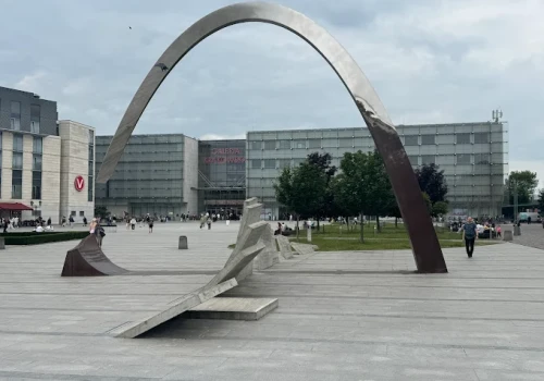Różowa budka przed Galerią Krakowską. Można z niej zadzwonić za darmo do mamy