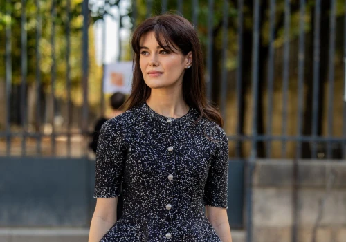 9 fryzur, które królują dziś na ulicach Paryża. Jakie cięcia i uczesania noszą najmodniejsze gościnie fashion weeku?