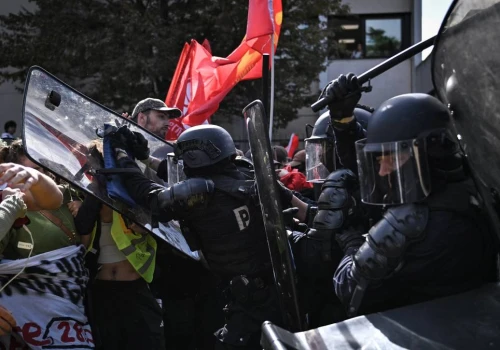 Płoną szkoły, uczniowie walczą z policją. Francja pogrążona w chaosie