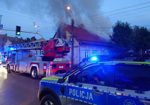 Z ostatniej chwili: Płonie strych budynku. Odcinek ul. Konopnickiej zablokowany