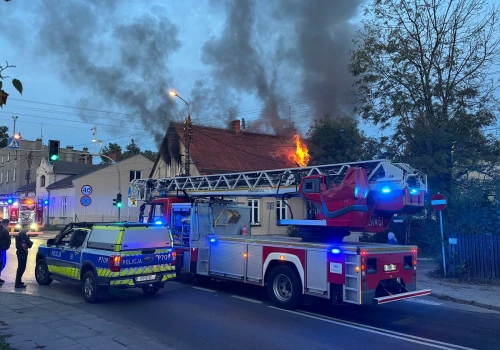 Płonie budynek przy ul. Konopnickiej. Trwa akcja gaśnicza i ratunkowa!