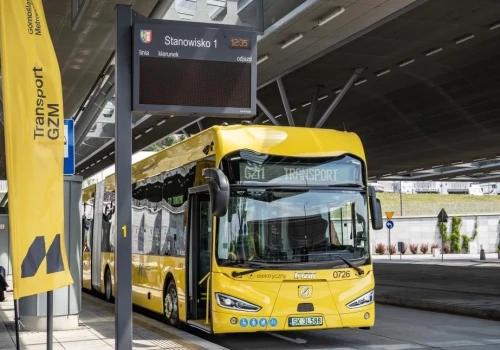Zmiany w aplikacji Transport GZM. Żeby kupić bilet, nie trzeba już skanować kodów QR w autobusie czy tramwaju