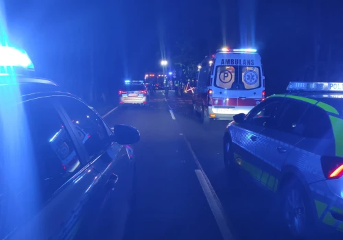 Niebezpieczne zderzenie ciągnika i samochodów. Służby w akcji