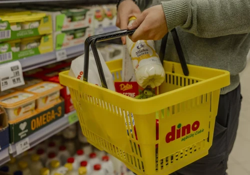 Dino rusza po weekendowych klientów Biedronki i Lidla. Wie co robi