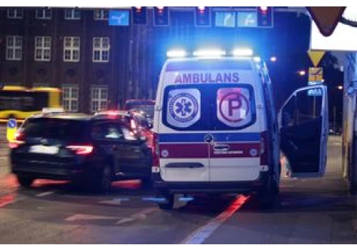 Wypadek na drodze w Michałowie. Samochód zjechał do rowu, kobieta była zakleszczona w aucie