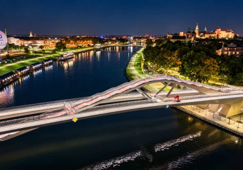 Nowa kładka nad Wisłą oświetlona po zmroku. Tak prezentue się z lotu ptaka