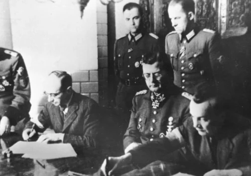 Koniec Powstania Warszawskiego. Walki trwały ponad dwa miesiące