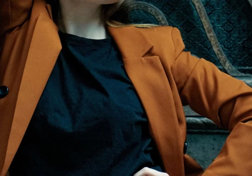 Klasyczne marynarki na jesień. Te dwa modele są idealne do eleganckich stylizacji