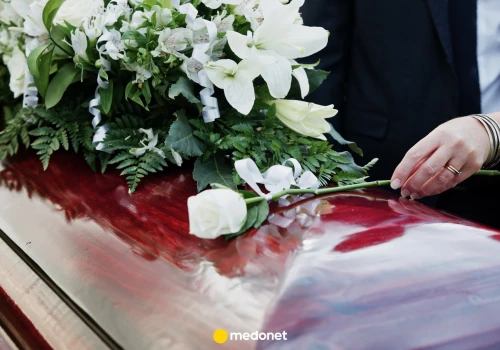 Ciało kobiety przez kilka godzin na klatce schodowej. To można zrobić, jeśli lekarz nie wystawi karty zgonu