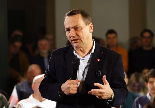 Byli prezydenci doradzali Nawrockiemu przed G20. Sikorski ma inne zdanie