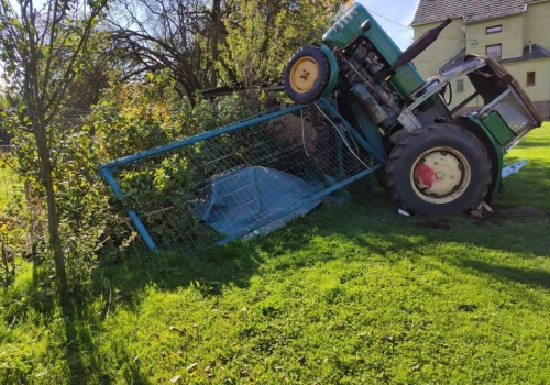Mężczyzna został najechany przez ciągnik