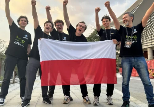 Polski zespół wygrał grupę w międzynarodowym turnieju robotów humanoidalnych