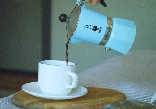 Po cappuccino brzuch robi się jak balon? Nie zawsze winna jest sama kawa