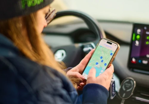 Wożą się samochodami i jeszcze na tym zarabiają. Studenci pokochali tę pracę