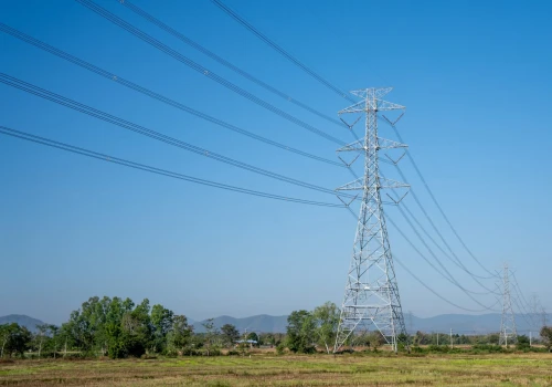 Słup energetyczny na działce – kiedy można żądać wynagrodzenia, odszkodowania lub przesunięcia słupa?