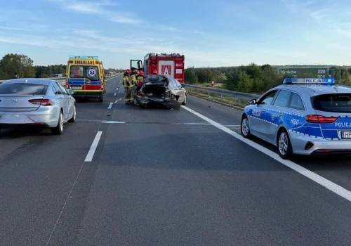 Poważny wypadek na trasie S7. Zderzyły się dwa auta. Ranna kobieta trafiła do szpitala
