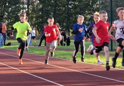 Biegali, skakali, rzucali… Rywalizacja na Czwartkach Lekkoatletycznych nabiera rozpędu