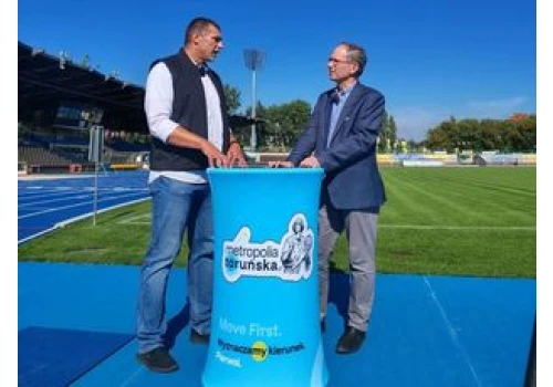 Widok na trybuny. Sport dla każdego, obiekty MOSiR-u służą mieszkańcom Torunia