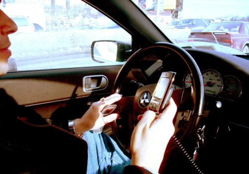 Telefon w dłoni na czerwonym świetle to już wykroczenie. Jeden mandat zabiera połowę limitu punktów