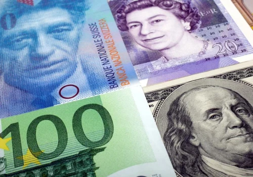Dolar sięgnął 3,90 zł, frank otarł się o 4,70 zł. Nerwowe ruchy na rynku walut