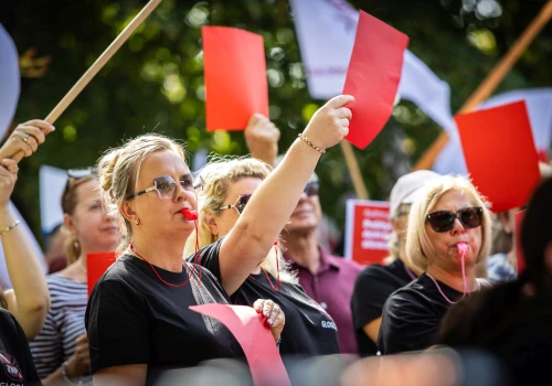 Ogniwa ZNP prowadzą akcję „czerwona kartka dla rządu” m.in za brak realizacji obietnic składanych nauczycielom. Pojawiła się jednak okazja, by zapytać premiera wprost…
