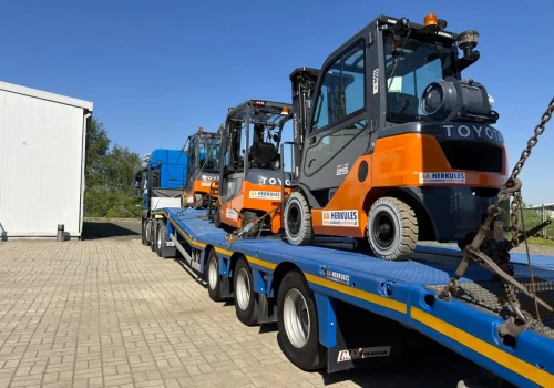 Modernizacja dróg i infrastruktury - transport materiałów i prace na wysokości przy oświetleniu ulicznym