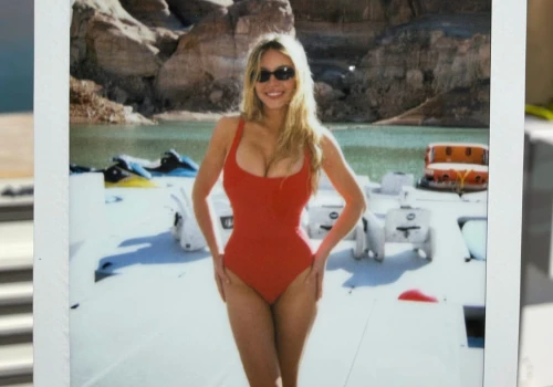 Sydney Sweeney jak Pamela Anderson! Wskoczyła w czerwony kostium i ruszyła nad wodę