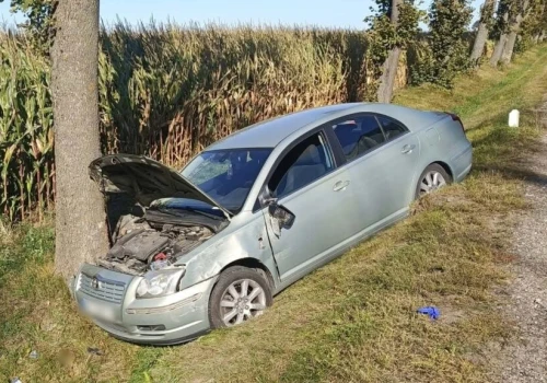 Zderzenie trzech pojazdów na DK60. Kobieta trafiła do szpitala