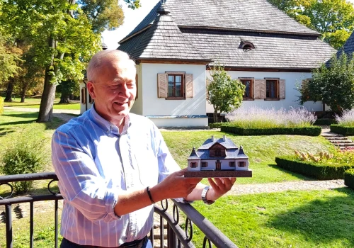 Za nami Europejskie Dni Dziedzictwa 2026. Rajd rowerowy i premiera modelu dworku w Ożarowie to niektóre z wydarzeń zorganizowanych przez Muzeum Ziemi Wieluńskiej (zdjęcia)